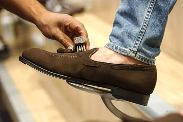 4 cách làm sạch giày da lộn thật đơn giản ngay tại nhà