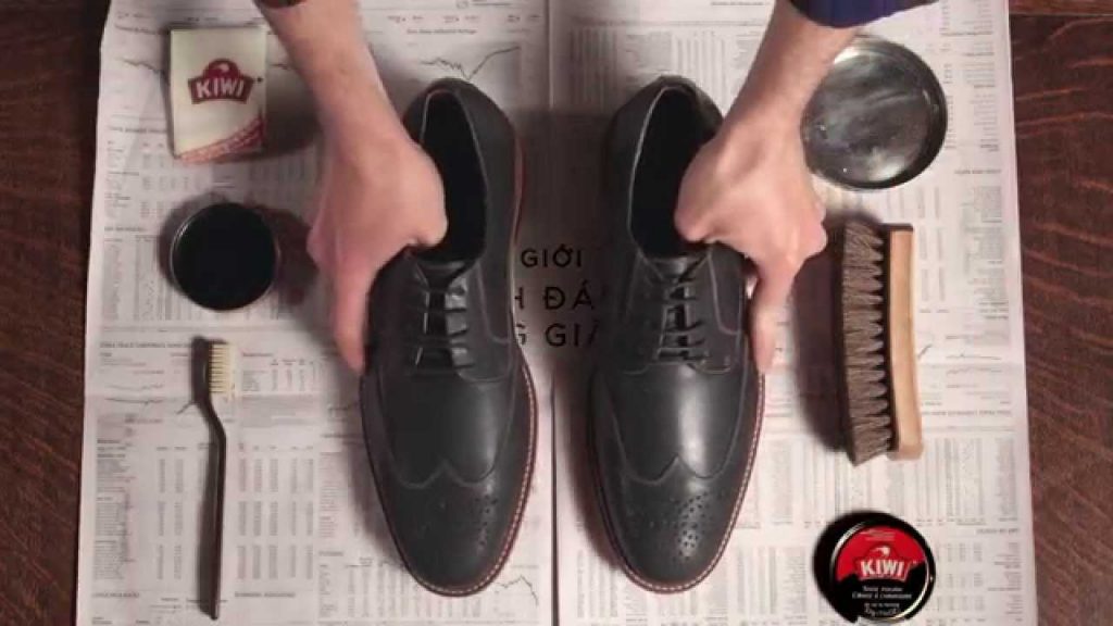 Có nên dùng xi đánh giày để bảo quản giày da nam ?