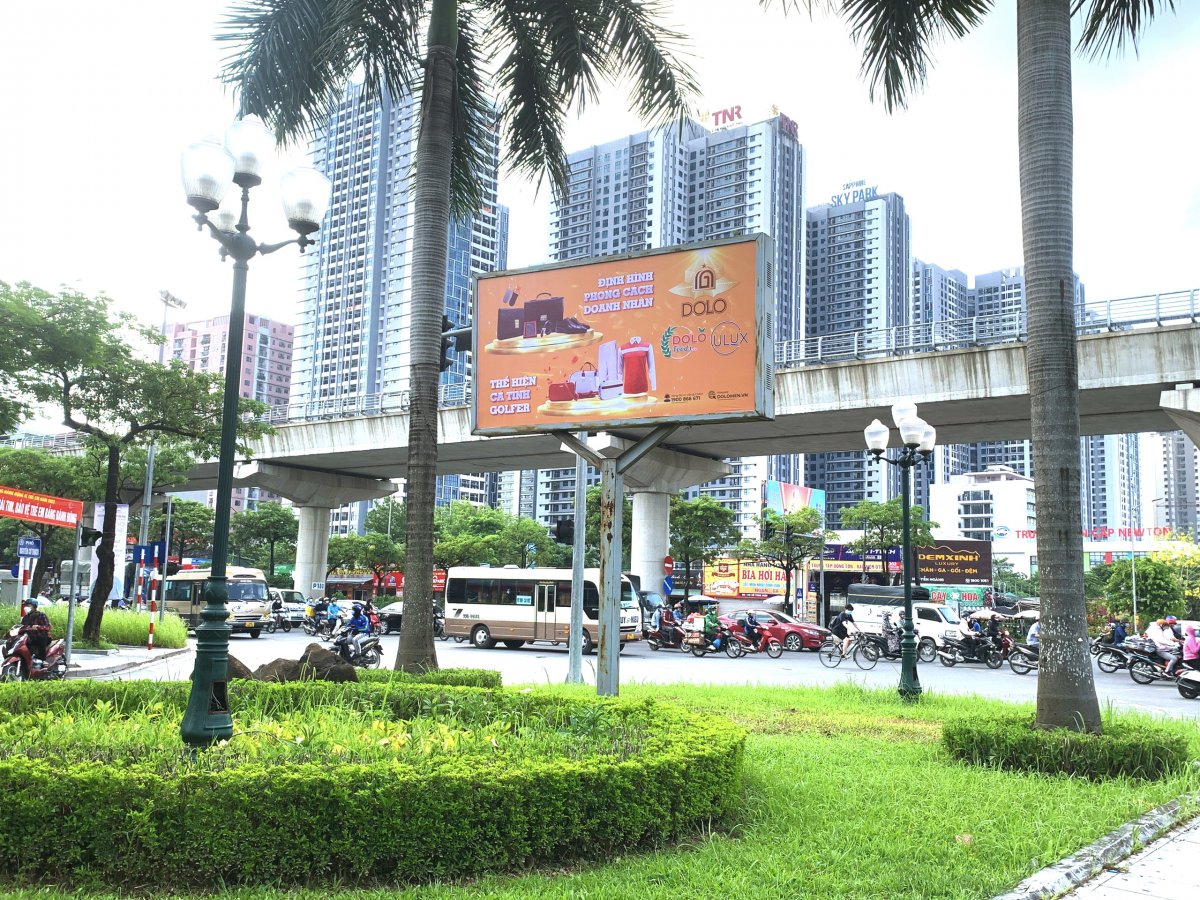 Nổi bật màu cam với Billboard quảng cáo quảng bá của DOLO